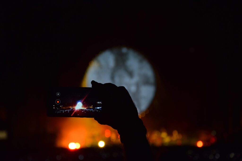Come scattare foto alla luna con il tuo smartphone: le impostazioni segrete da usare