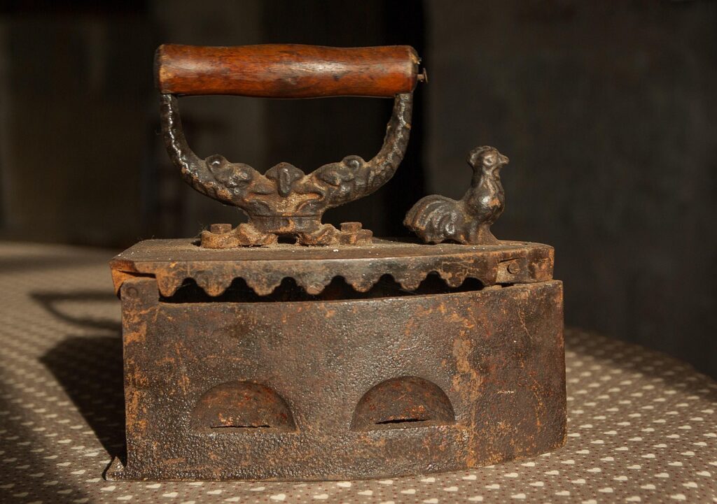 I vecchi ferri da stiro in ghisa (quelli che si scaldavano sulla stufa): antiquariato