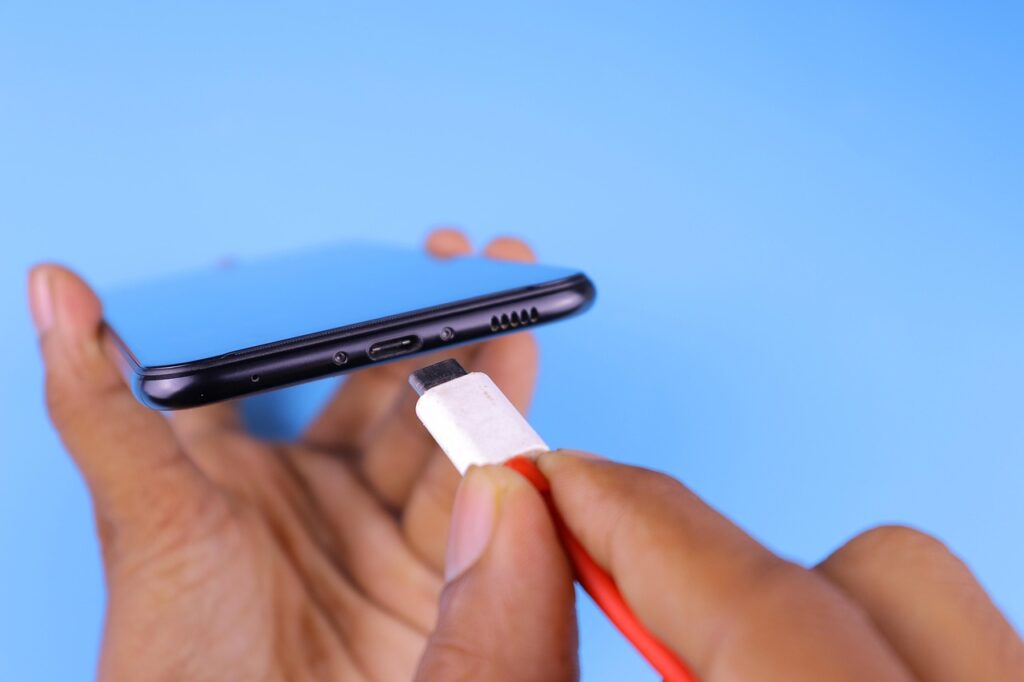 Non fare questo con accessori Lightning o USB‑C se tieni alla loro durata