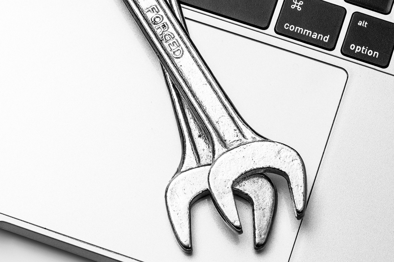 Laptop con schermo che mostra avvisi di errore e segni di surriscaldamento.