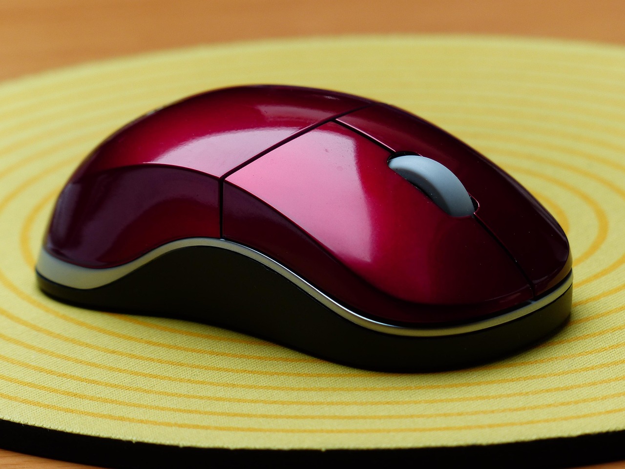 Mouse ergonomico con design curvo, ideale per ridurre l'affaticamento della mano durante l'uso prolungato.