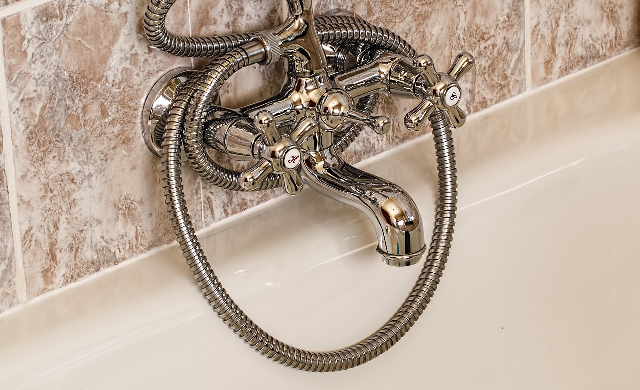 Aceto versato su un panno per rimuovere il calcare dal bagno.
