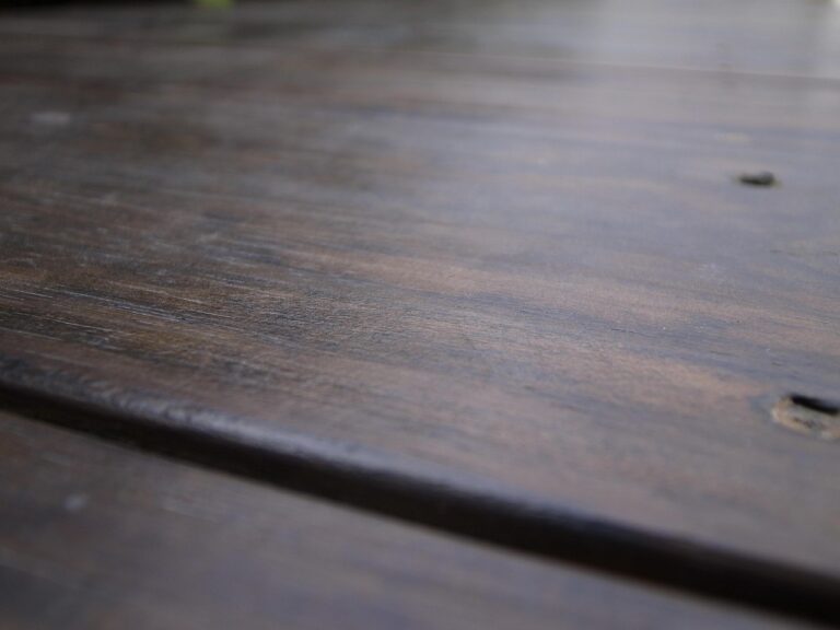 Cera per mobili fatta in casa: ecco la ricetta per legno lucido e protetto