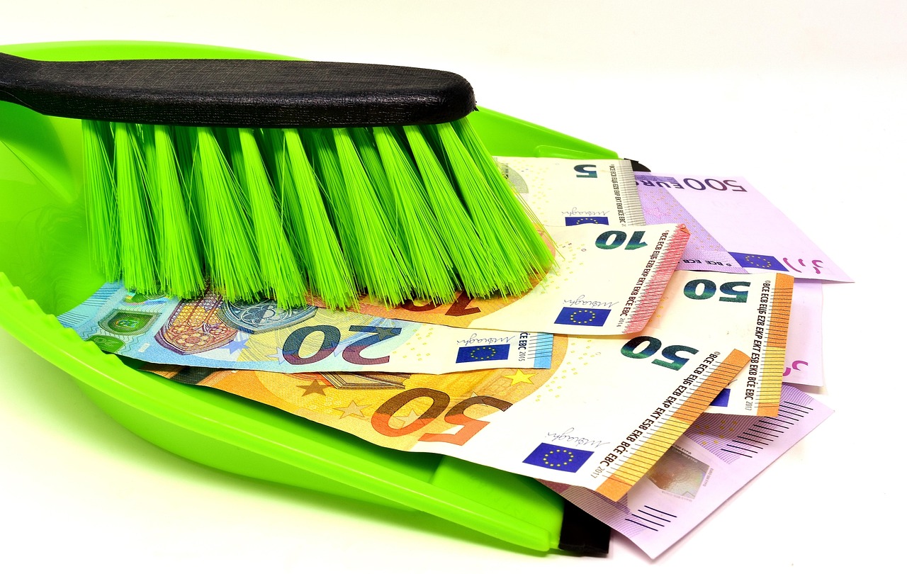 Immagine che illustra i nuovi stipendi minimi e contributi per colf e badanti.