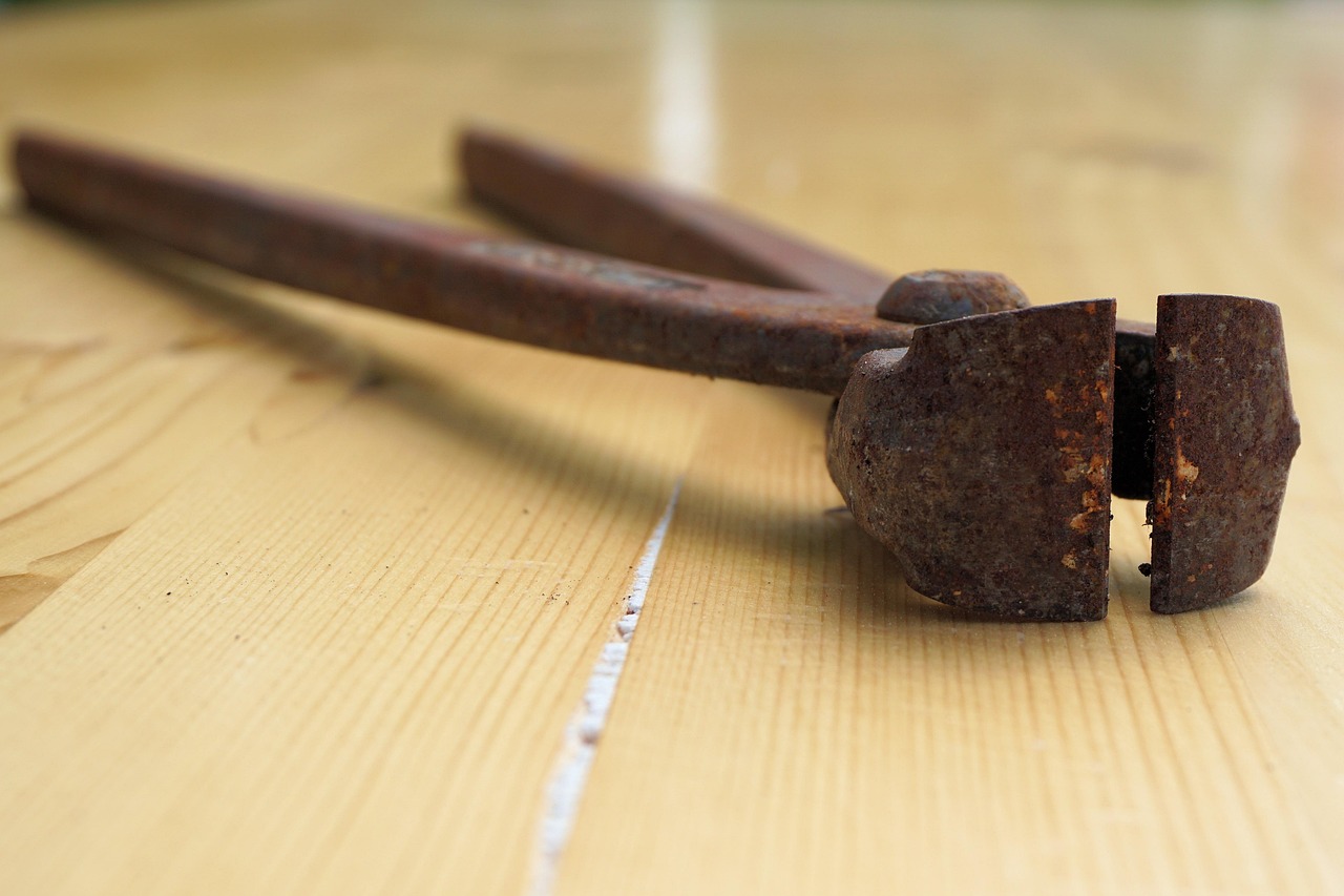 Immagine che mostra un esperto mentre rimuove la colla da un mobile in legno con un solvente delicato.