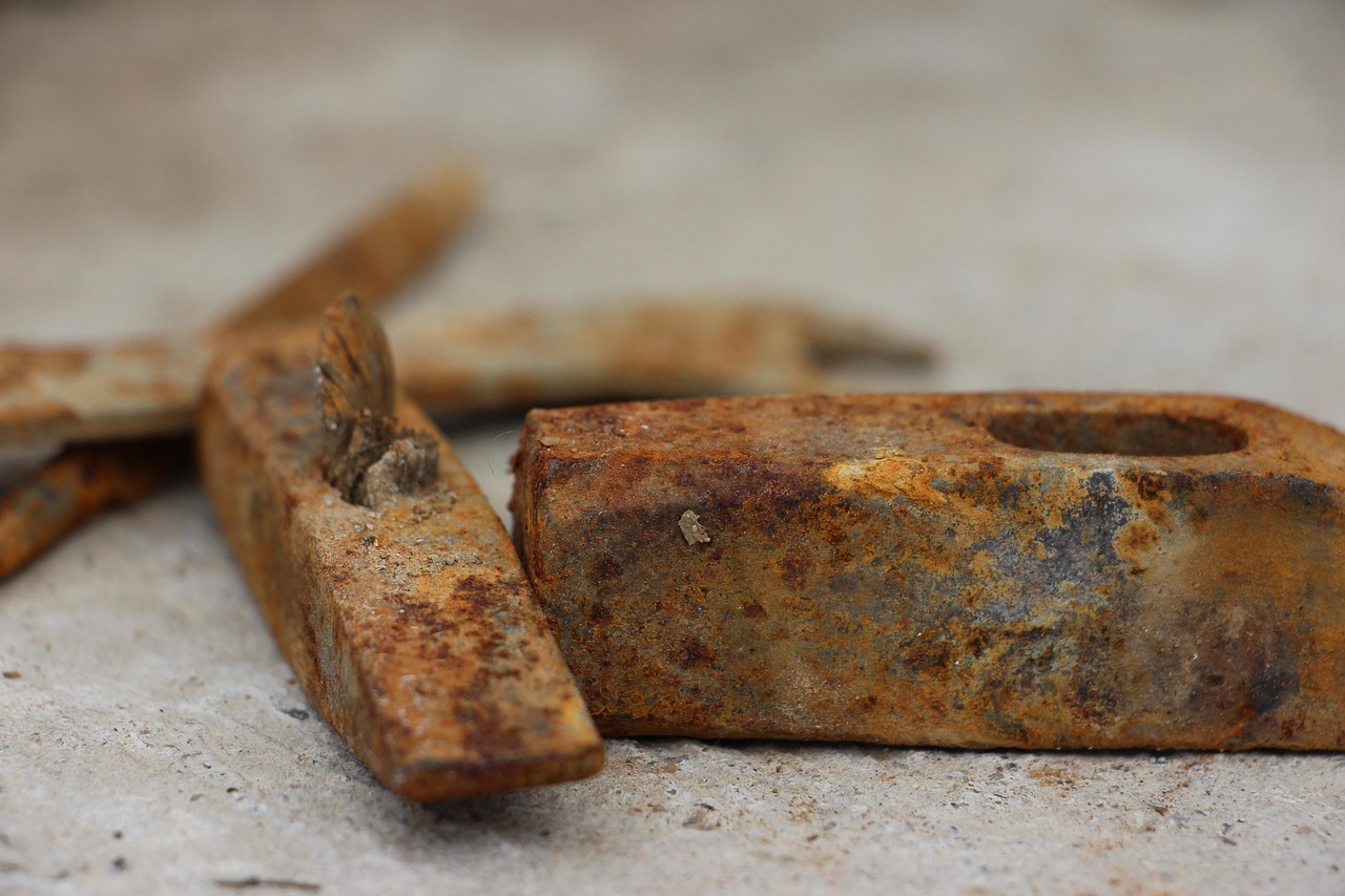 Immagine di un pavimento con macchie di ruggine e prodotti per la pulizia.