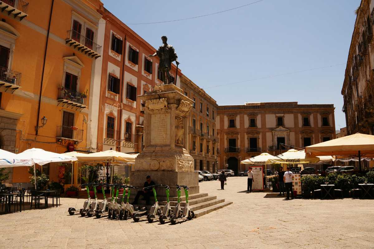 Piazza della Libertà a Ostuni, con i suoi storici edifici e l'atmosfera vivace della città.