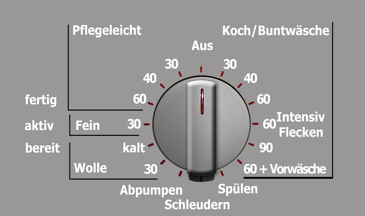 Immagine di una planetaria con accessori e ingredienti per ricette di dolci e pane.