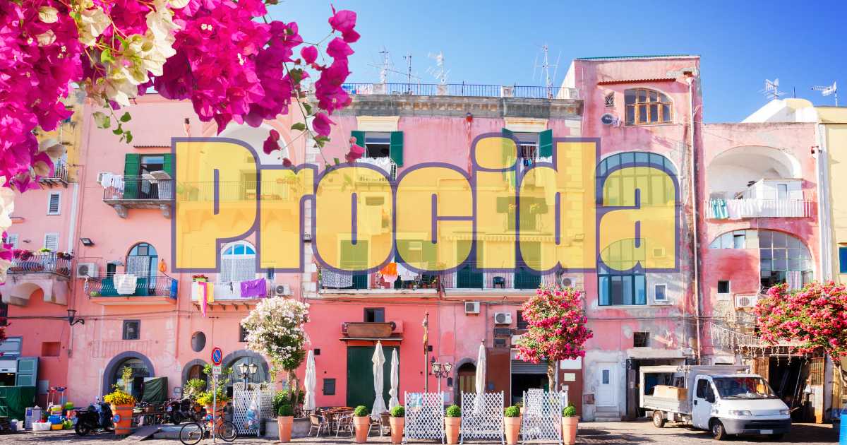 Vista panoramica di Procida, l'isola più piccola del golfo, con case colorate e mare cristallino.