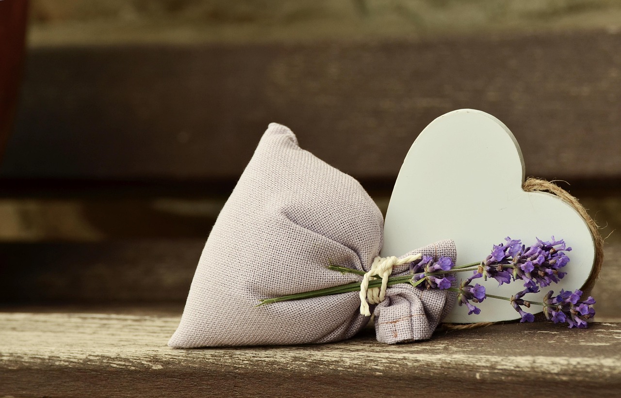 Sacchetti profumati per armadio fai-da-te con lavanda e riso, pronti per un freschissimo profumo naturale.