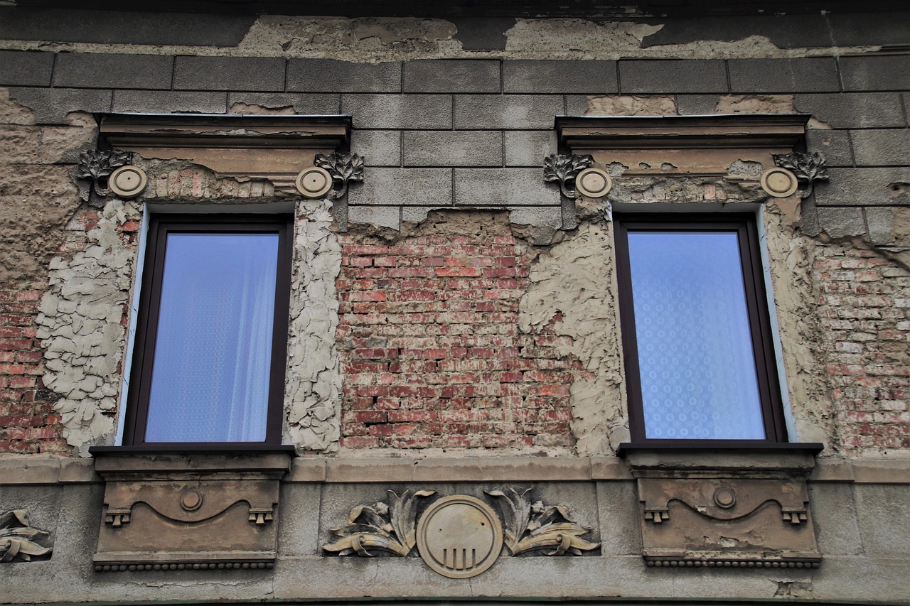 Muro con evidenti segni di umidità di risalita e macchie di muffa.