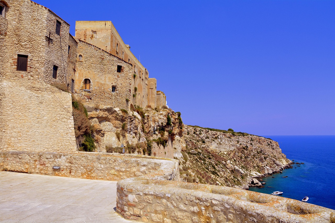Vista panoramica dei villaggi di Lampedusa, con spiagge e il famoso Isola dei Conigli sullo sfondo.